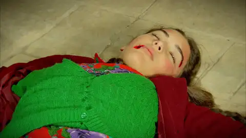 Los Kirman sospechan que Zehra sabe dónde está Ali y la golpean hasta dejarla inconsciente Los Kirman sospechan que Zehra sabe dónde está Ali y la golpean hasta dejarla inconsciente