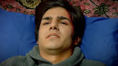 Ali se recupera en casa del hombre misterioso que le salvó la vida y su intención es alejarse de su familia para siempre Ali se recupera en casa del hombre misterioso que le salvó la vida y su intención es alejarse de su familia para siempre