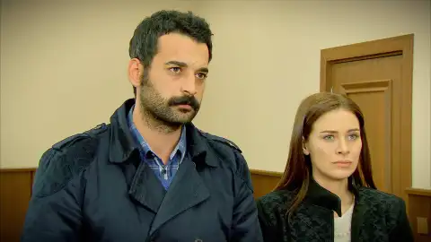 La lucha de Melek y Azad por demostrar que Zehra no es hija de Rashit y Gülsüm La lucha de Melek y Azad por demostrar que Zehra no es hija de Rashit y Gülsüm