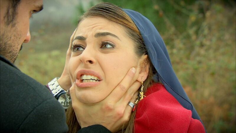 Los celos de Celal hacia Melek llevan a Devra a tomar una decisión drástica sobre su compromiso con ella 