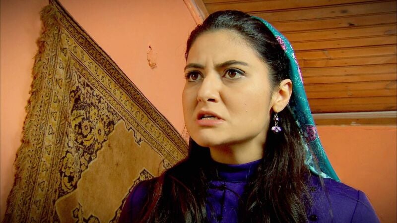 La crueldad de Berfin no tiene límites: culpa a Gülsüm de la muerte de su bebé y lo paga con su hija Elif 