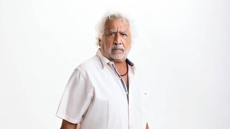 Alfonso Chávez, padre de Sofía y Rebeca, es un hombre noble, pero la bebida nubla sus sentidos 