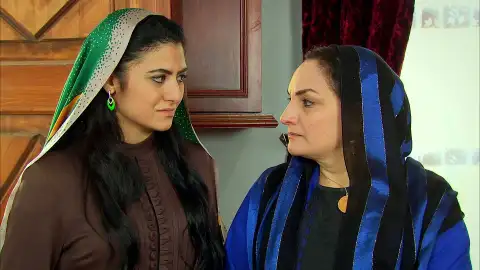 Behiye a punto está de ser envenenada por su madre Behiye Behiye a punto está de ser envenenada por su madre Behiye