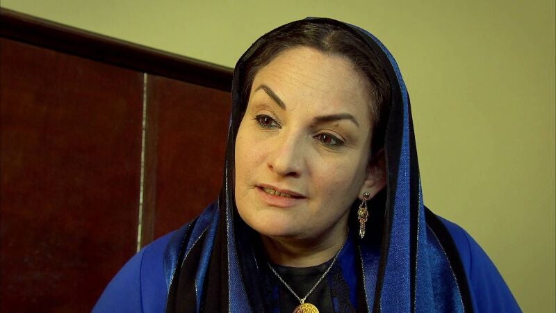 Behiye le revela a su hija Berfin su secreto mejor guardado... Si Nujin lo descubre, será su fin y el del resto de su familia 