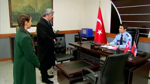 Rashit saca la fuerza y coraje necesarios para proteger a su hija Elif frente a los Kirman Rashit saca la fuerza y coraje necesarios para proteger a su hija Elif frente a los Kirman