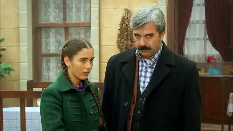 Rashit se presenta en la mansión de los Kirman para presenciar la detención de Nujin Rashit se presenta en la mansión de los Kirman para presenciar la detención de Nujin