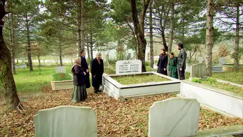 Los padres de Melek y Rashit juegan con las esperanzas de Zehra de encontrar a sus padres biológicos Los padres de Melek y Rashit juegan con las esperanzas de Zehra de encontrar a sus padres biológicos