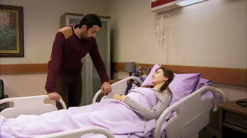 Azad y Devra visitan a Melek en el hospital de la que están locamente enamorados Azad y Devra visitan a Melek en el hospital de la que están locamente enamorados