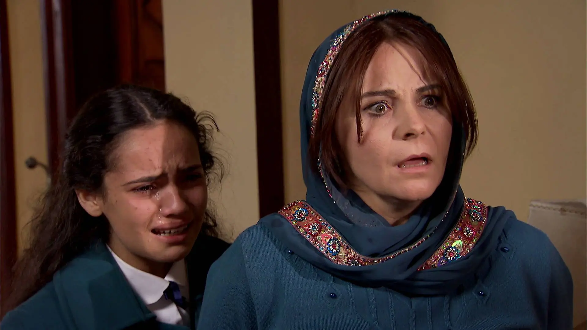 La actitud incomprensible de Devra al ver a Dicle hablando con Yusuf La actitud incomprensible de Devra al ver a Dicle hablando con Yusuf