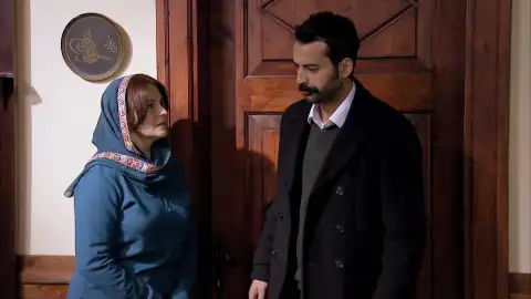 Zümrüt pide a su hijo Azad que sea el señor de la casa kirman Zümrüt pide a su hijo Azad que sea el señor de la casa kirman