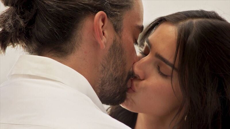 El amor perfecto entre Eduardo y Sofía esconde una gran mentira y forma parte de un plan perverso