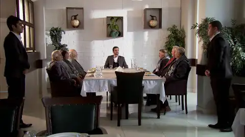 Devra se sale con la suya y consigue que Azad no acuda a la cena de los clanes Devra se sale con la suya y consigue que Azad no acuda a la cena de los clanes