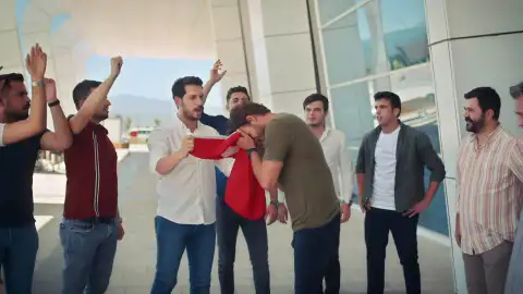 Ömer y la bandera turca Melek