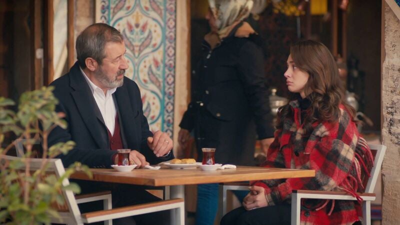 Defne tiene el corazón roto: Ömer no la recuerda y siente que lo está perdiendo poco a poco
