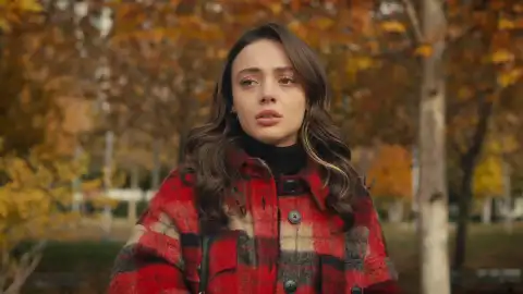 Defne no deja de pensar en su historia de amor con Ömer Defne no deja de pensar en su historia de amor con Ömer