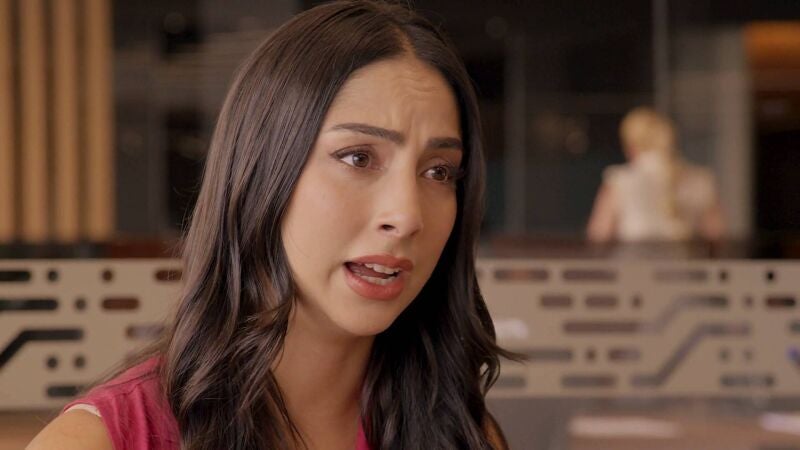 Rebeca traiciona a su hermana Sofía y la deja en mal lugar ante Alejandro a cambio de una vida llena de lujos 