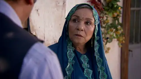 La carta que escribe Aysel a Zehra cae en manos de Nujin La carta que escribe Aysel a Zehra cae en manos de Nujin