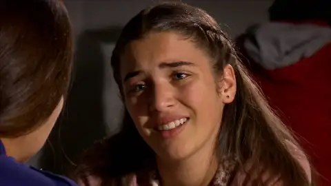 Zehra intenta que Aysel le confiese quién es la hija de Melek Zehra intenta que Aysel le confiese quién es la hija de Melek