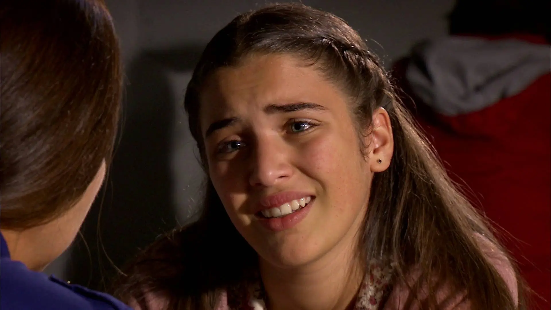 Zehra intenta que Aysel le confiese quién es la hija de Melek Zehra intenta que Aysel le confiese quién es la hija de Melek