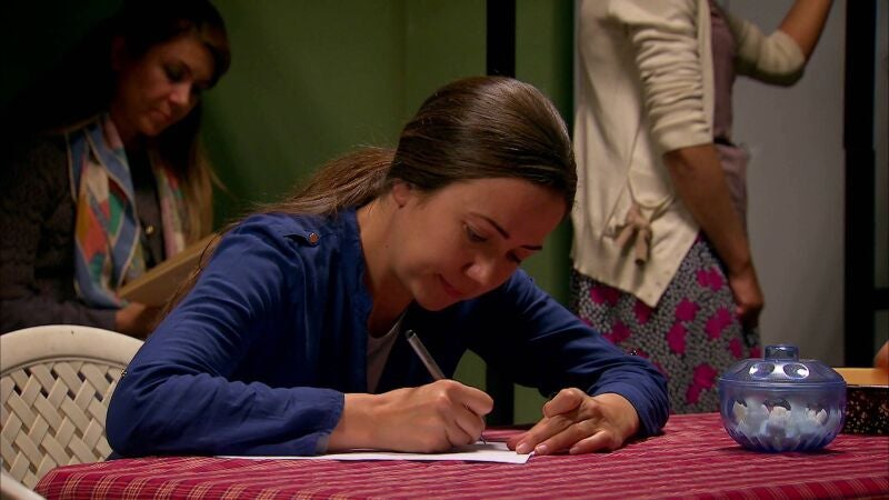 Zehra ablanda el corazón de Aysel: revela en una carta quién es la hija de Melek, pero la misiva cae en manos no deseadas