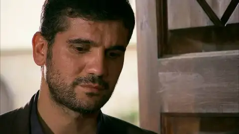 Devra siente remordimientos de conciencia por no ayudar a Melek y Zehra Devra siente remordimientos de conciencia por no ayudar a Melek y Zehra