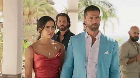 Alejandro comunica a su familia que se ha casado con Sofía Alejandro comunica a su familia que se ha casado con Sofía