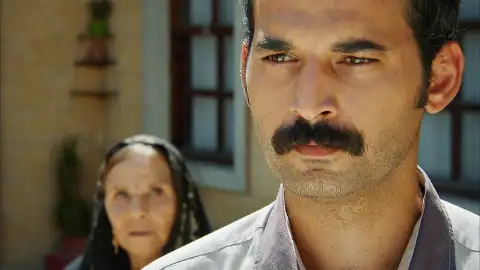 Las muestras de amor de Azad y Devra hacia Melek Las muestras de amor de Azad y Devra hacia Melek