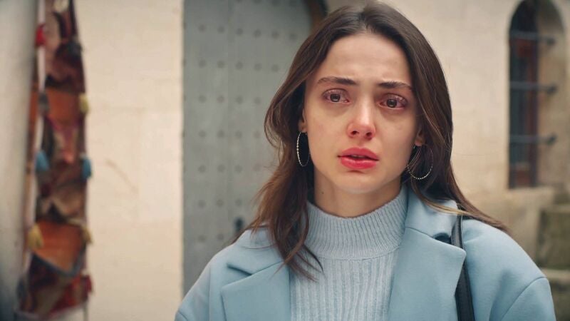 Las reacciones de Ömer y su madre tras la marcha de Defne de la mansión por culpa de Zümrüt