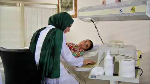 Zeynep examina a Zehra y descubre que la niña está embarazada Zeynep examina a Zehra y descubre que la niña está embarazada