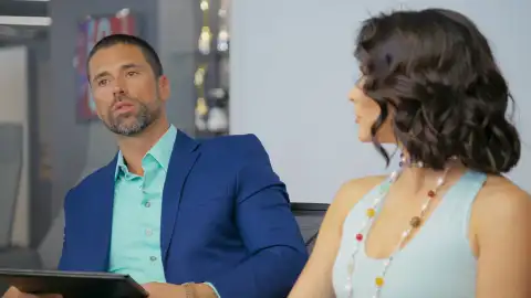 Alejandro y Eduardo tienen una fuerte discusión ante la atenta mirada de los accionistas de la empresa familiar Alejandro y Eduardo tienen una fuerte discusión ante la atenta mirada de los accionistas de la empresa familiar