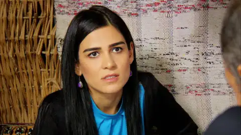 Leyla descubre que Devra está enamorado de Melek, por lo que contrata a un matón para que acabe con ella Leyla descubre que Devra está enamorado de Melek, por lo que contrata a un matón para que acabe con ella