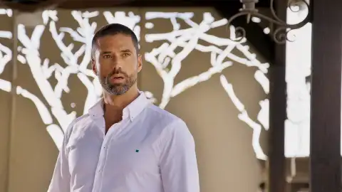 Alejandro no puede dejar de pensar en Sofía Alejandro no puede dejar de pensar en Sofía