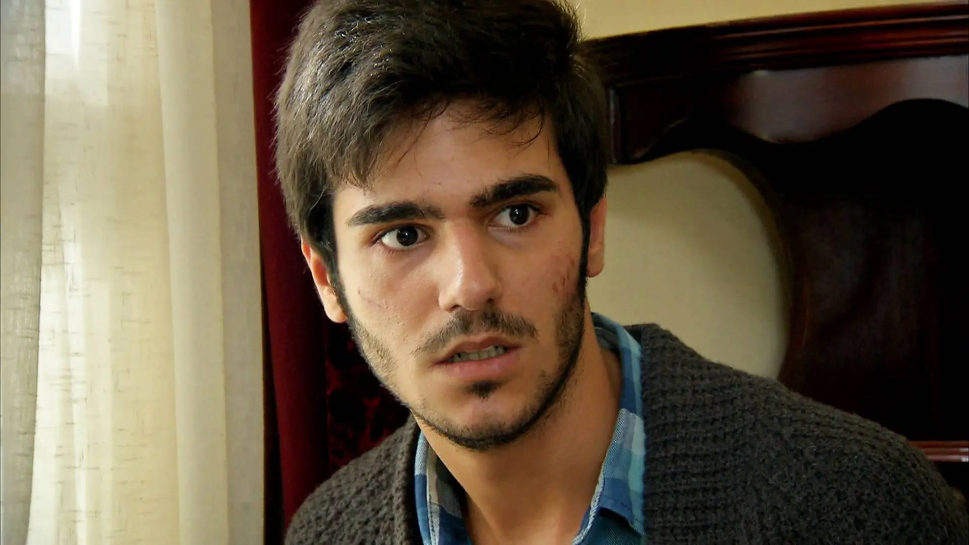 Ali pierde el control y agrede a Zehra Ali pierde el control y agrede a Zehra