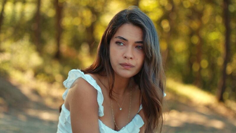 Nehir se ve obligada a contarle la historia de su vida a Nazim