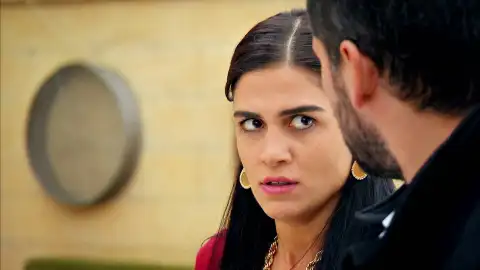 Leyla se opone a la boda de Devra y Melek Leyla se opone a la boda de Devra y Melek