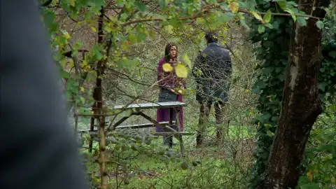 Melek y Azad se reúnen y Leyla se lo cuenta a Devra Melek y Azad se reúnen y Leyla se lo cuenta a Devra