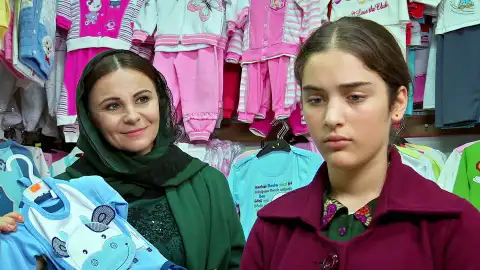 Zehra compra ropa para su bebé con la madre de Azad