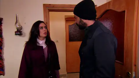 Zehra regresa a la mansión y Melek intenta salvar a Azad sin mucho éxito Zehra regresa a la mansión y Melek intenta salvar a Azad sin mucho éxito