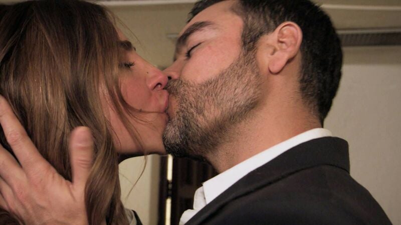 La química entre Jesús y Mariluz es más que evidente y acaban fundiéndose en un apasionado beso 