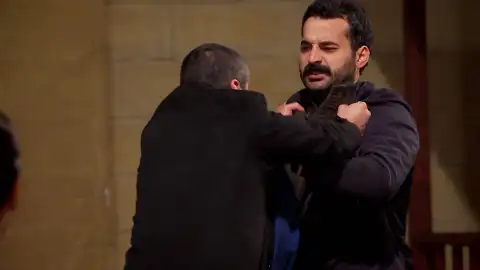 Tremenda pelea entre Azad y Devra por el amor de Melek Tremenda pelea entre Azad y Devra por el amor de Melek
