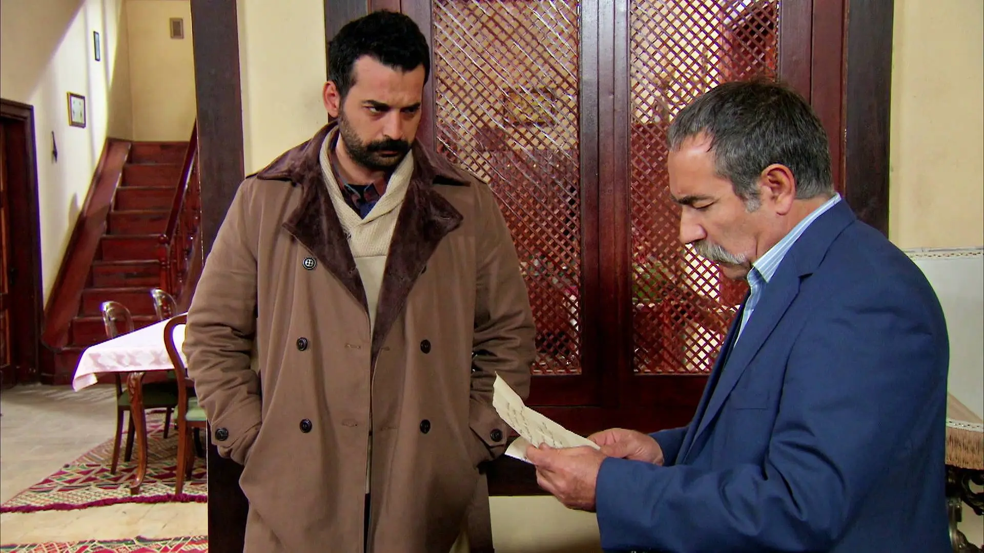 Azad tiene en su poder una carta de su padre Cemal que compromete gravemente a su tío Kadim Azad tiene en su poder una carta de su padre Cemal que compromete gravemente a su tío Kadim