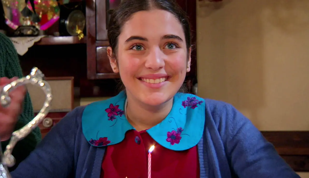 Zehra celebra su cumpleaños por primera vez y pide un deseo al soplar las velas de la tarta