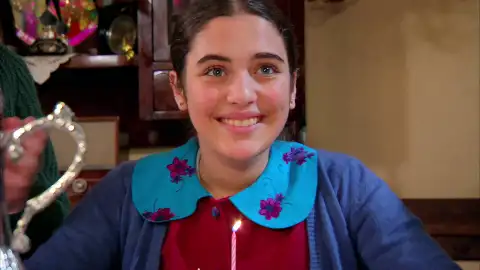 Zehra celebra su cumpleaños por primera vez y pide un deseo al soplar las velas de la tarta Zehra celebra su cumpleaños por primera vez y pide un deseo al soplar las velas de la tarta