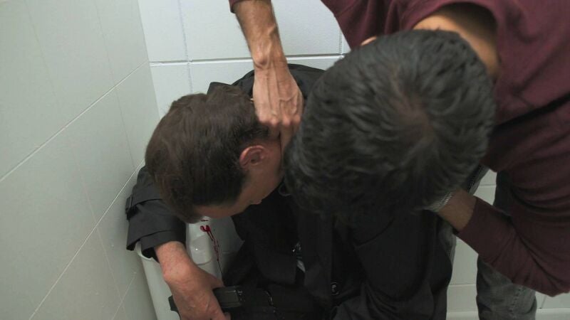 Los Guerrero tienen un contacto que podría destruir a Augusto, pero Montalvo se encarga de hacerlo desaparecer 