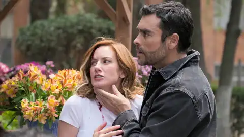 Carlota acusa a Melek de golpearla en la cabeza Carlota acusa a Melek de golpearla en la cabeza