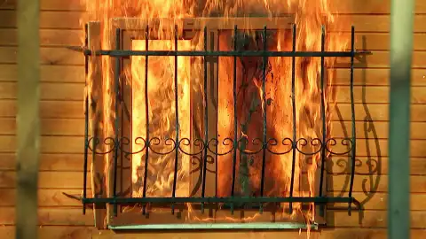 La casa del viñedo arde con Kadim y Melek dentro La casa del viñedo arde con Kadim y Melek dentro