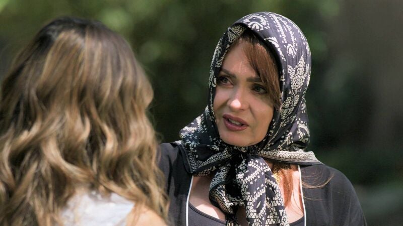 Mariluz conoce a Elisa y encuentra en ella su mayor apoyo... ¡No sabe que es la madre de los Guerrero! 