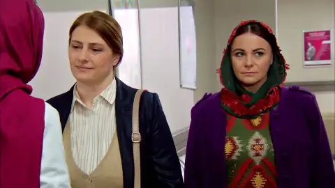 Zümrüt busca una segunda opinión médica sobre la enfermedad de Zehra Zümrüt busca una segunda opinión médica sobre la enfermedad de Zehra