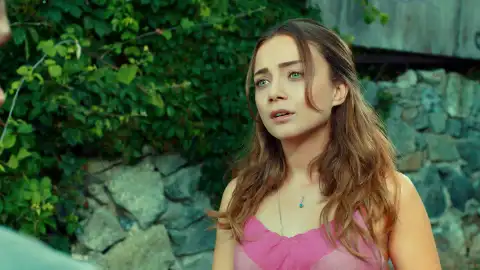 Gülru Guerra de rosas