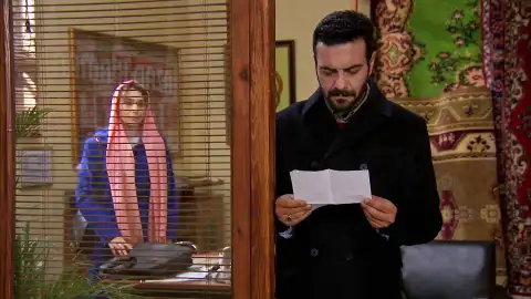 Melek se sincera con Azad a través de una carta Melek se sincera con Azad a través de una carta